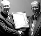 Rudi Coetzee, commercial director, CBI presents Prof Wilhelm Leuschner, HoD Electrical, Electronic & Computer Engineering, University of Pretoria, with a certificate confirming CBI&#8217;s sponsorship